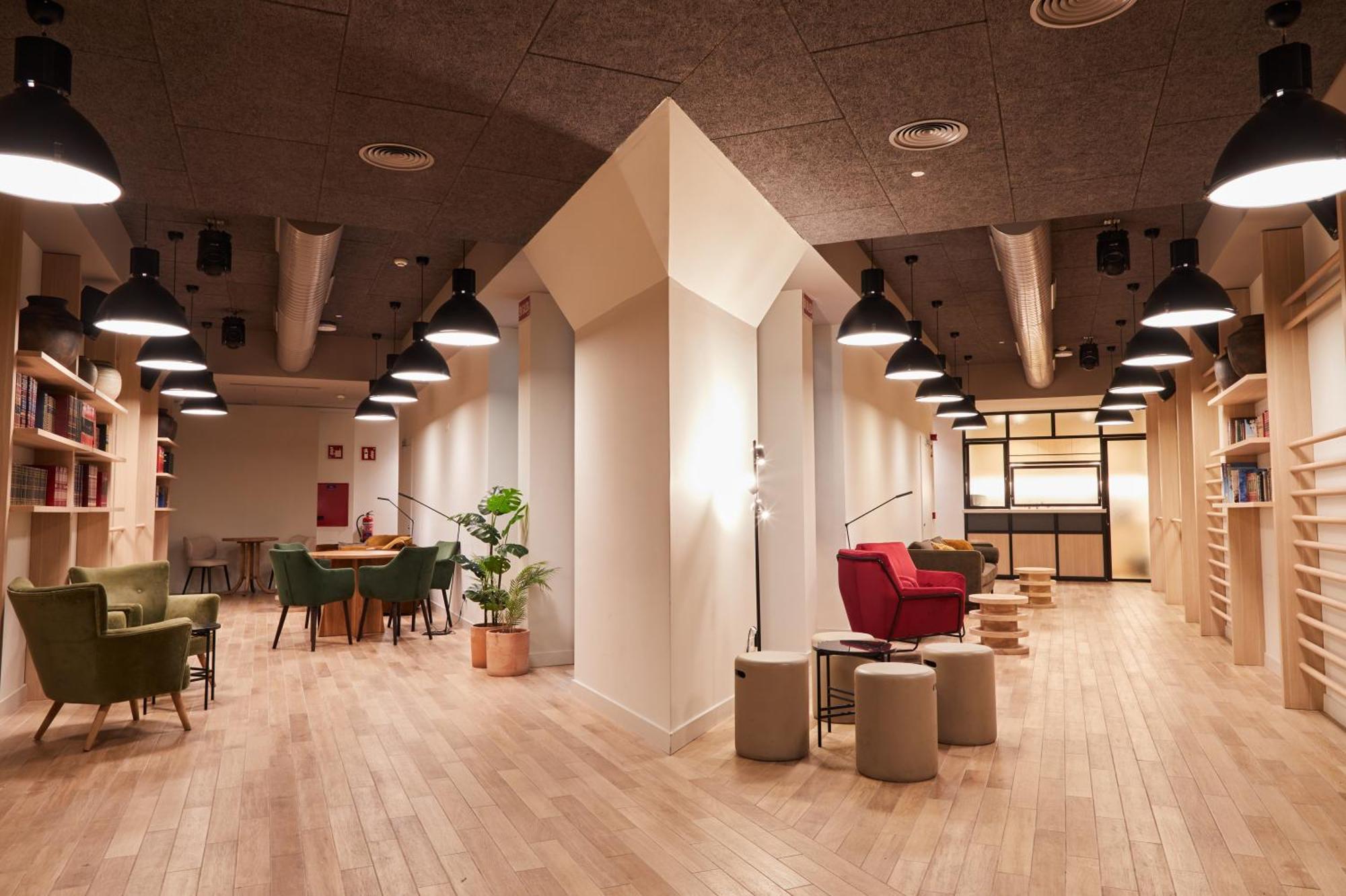 Latroupe Prado Hostel Madrid Exterior photo