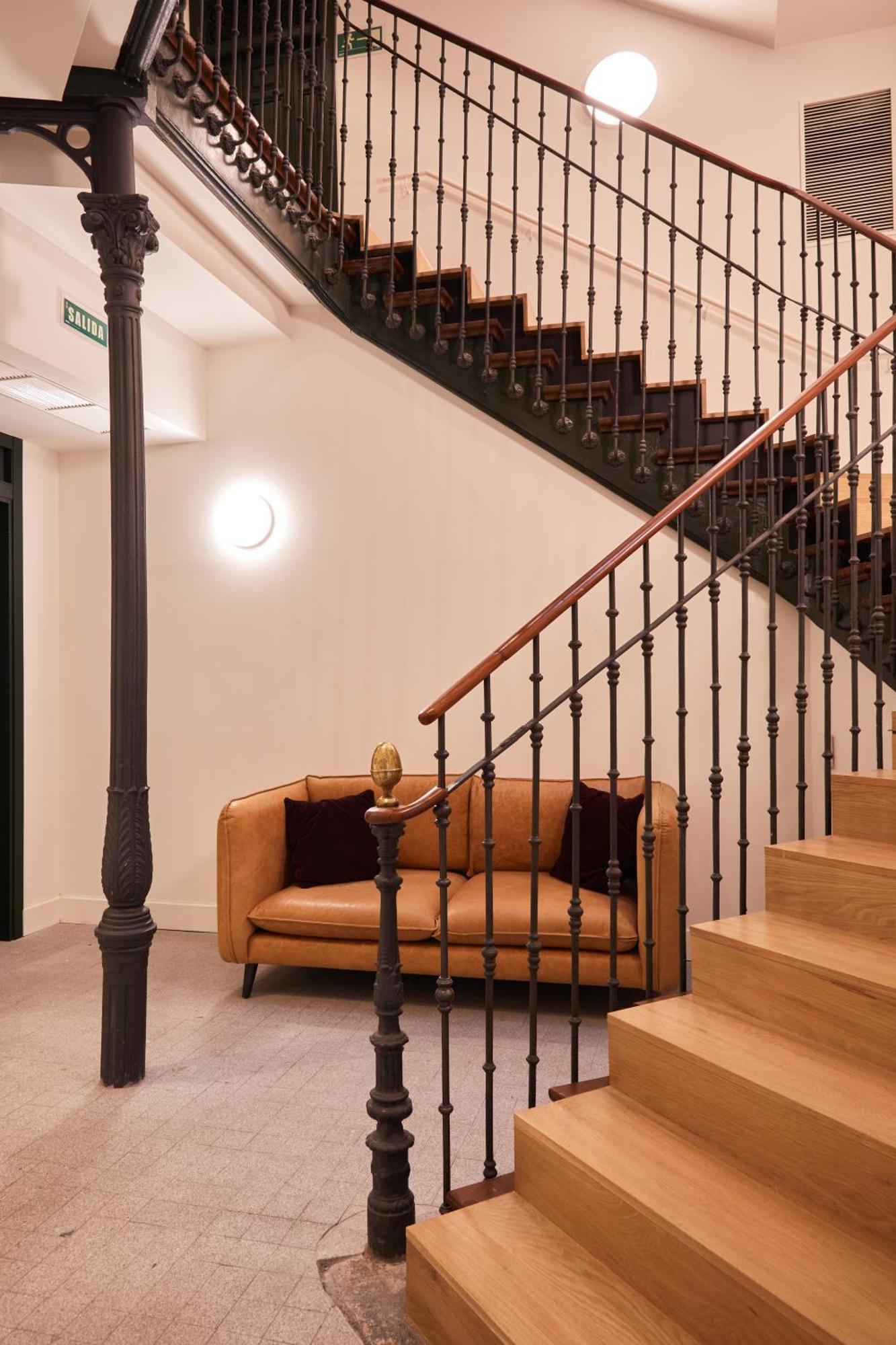 Latroupe Prado Hostel Madrid Exterior photo