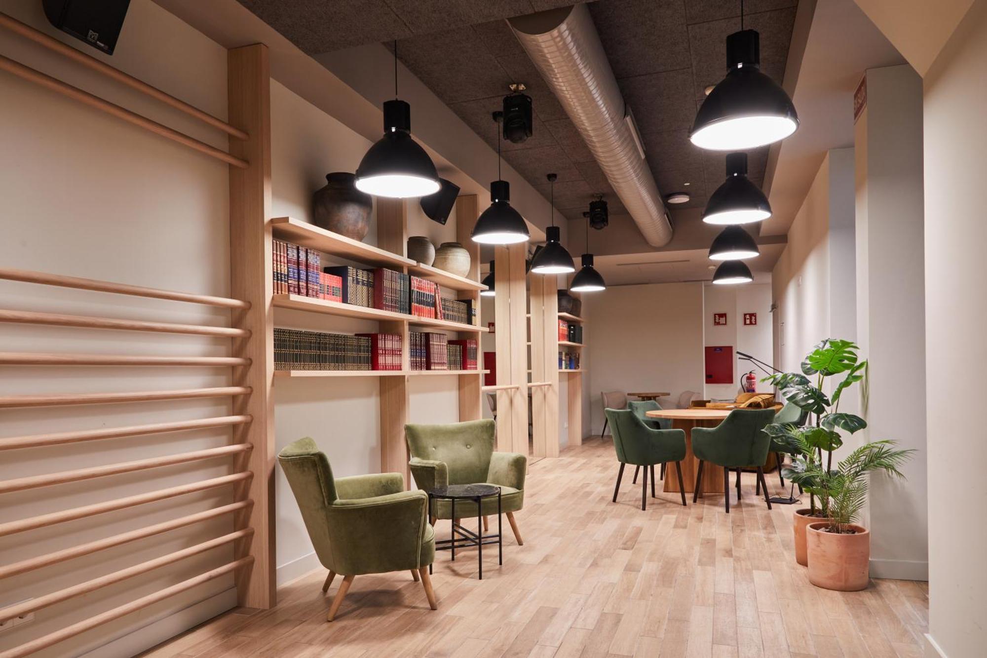 Latroupe Prado Hostel Madrid Exterior photo