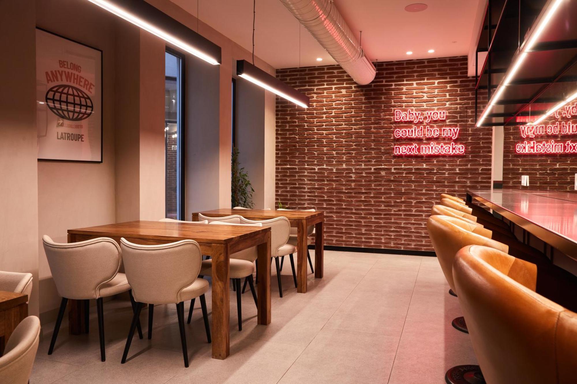 Latroupe Prado Hostel Madrid Exterior photo
