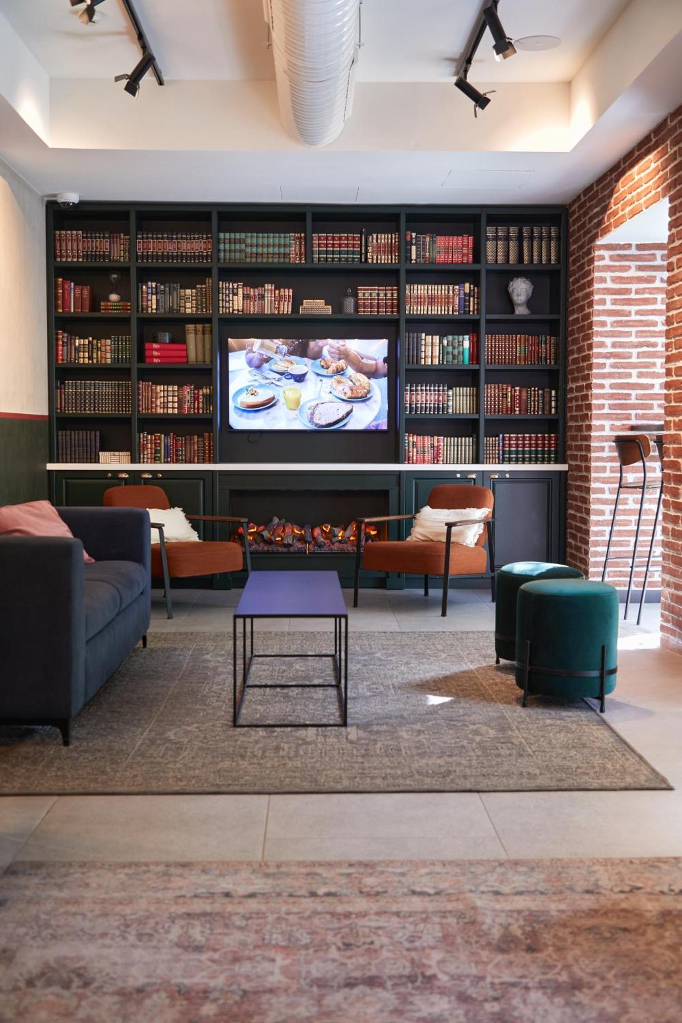 Latroupe Prado Hostel Madrid Exterior photo