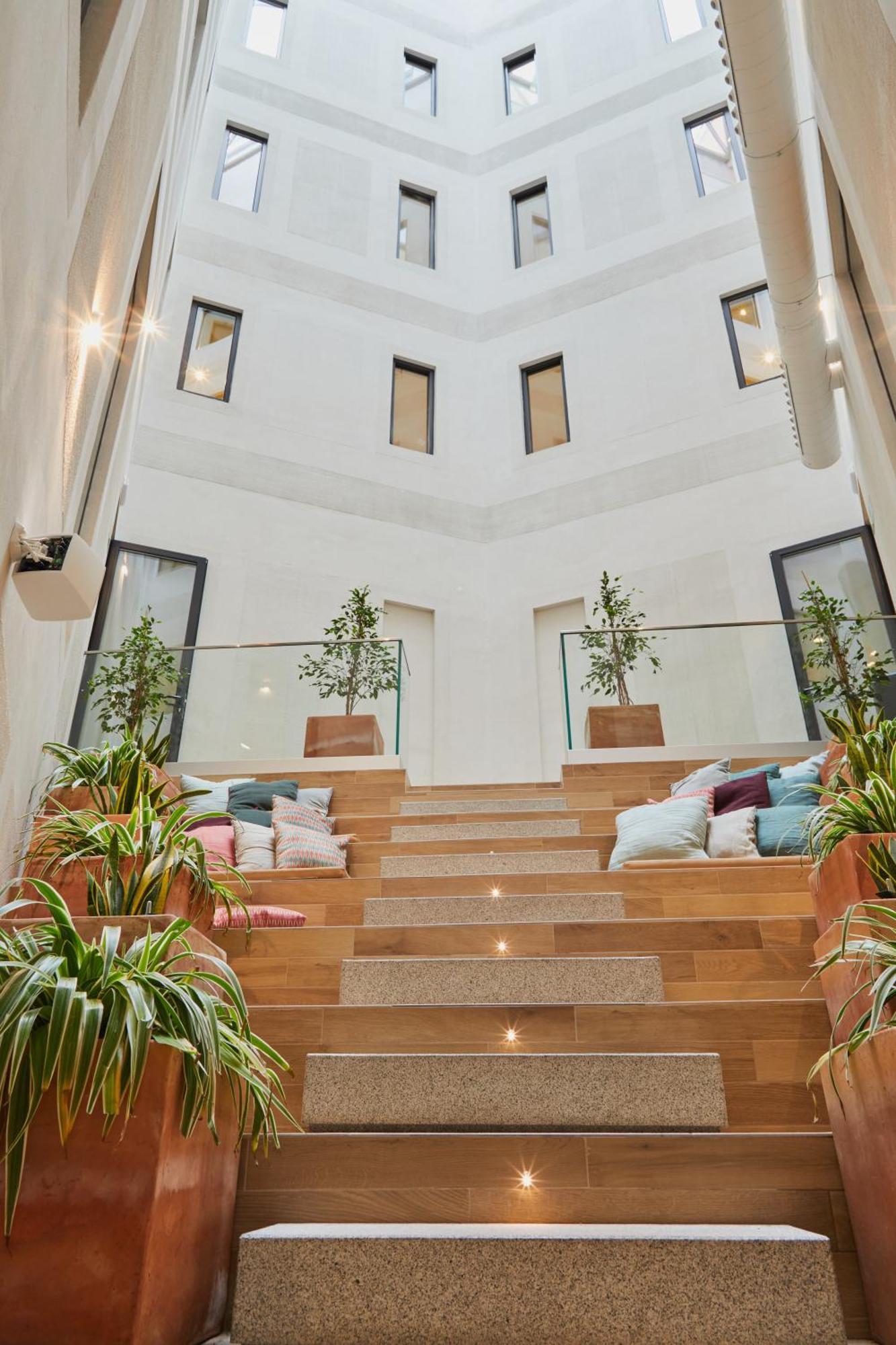 Latroupe Prado Hostel Madrid Exterior photo