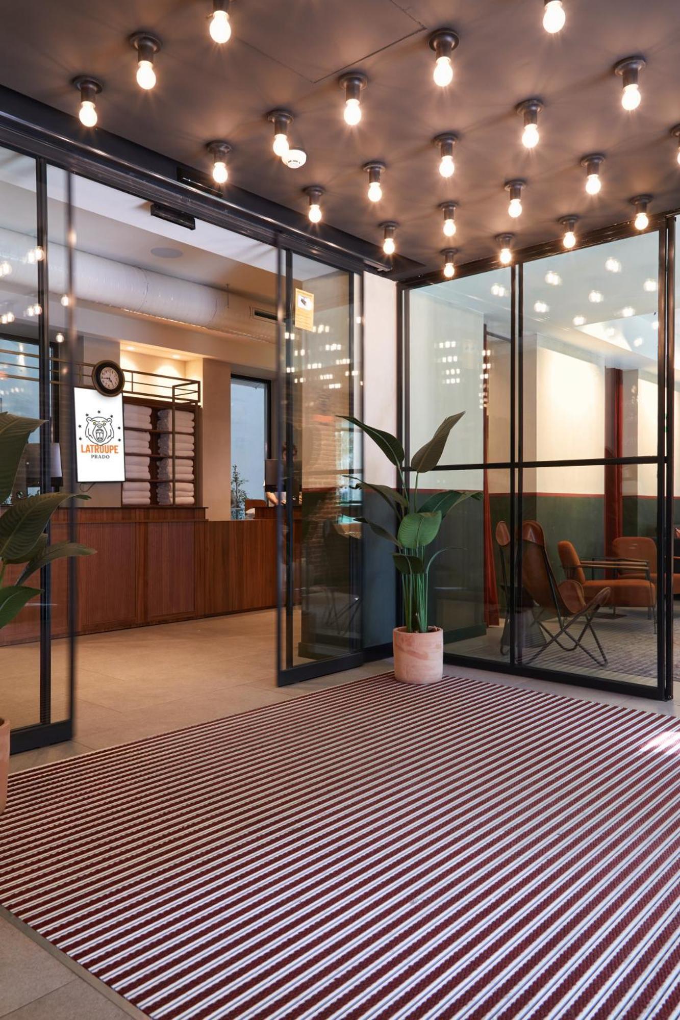 Latroupe Prado Hostel Madrid Exterior photo
